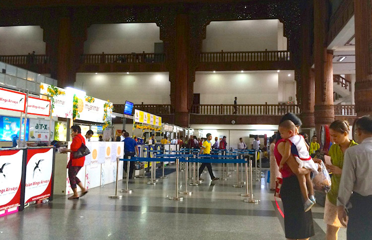 ヤンゴン国内線ターミナルのチェックインカウンター